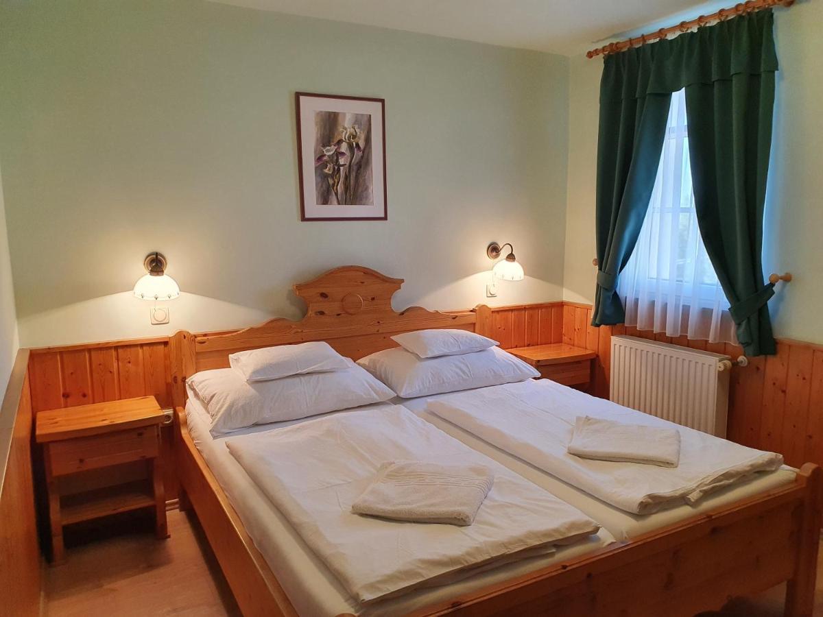 Hotel Bozi Rozi Panzió Fertőboz Exterior foto